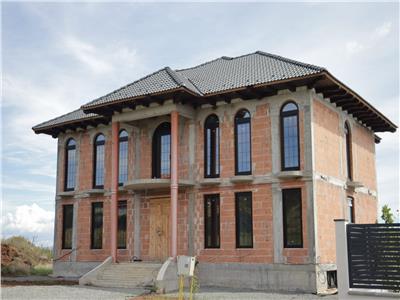 Casa la rosu de vanzare in Alba Iulia.