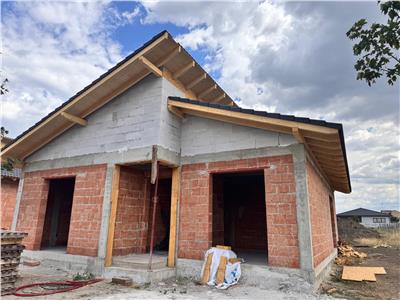 Casa la rosu pe un nivel de vanzare in Alba Iulia